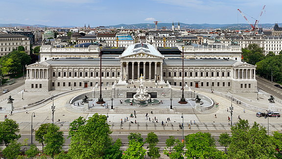 Wien_-_Parlamentsgebäude.jpg  